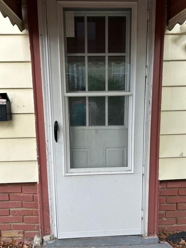 Building Photo - Charming 3-Bedroom Property in Prime Location