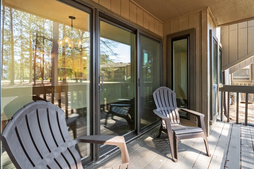 Building Photo - 10 Pine Tree Rd