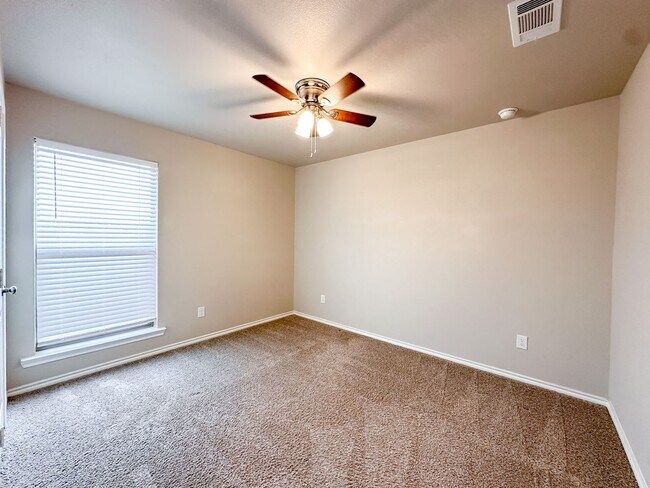Building Photo - 3/2/2 Home in Windstone!