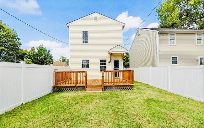 Building Photo - Beautifully Renovated 3 bdrm/1.5bth Home L...