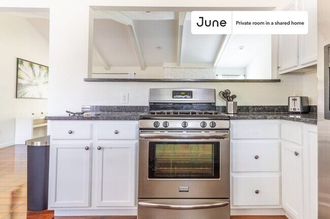 Building Photo - Room in Shared 4 bed/2 bath home