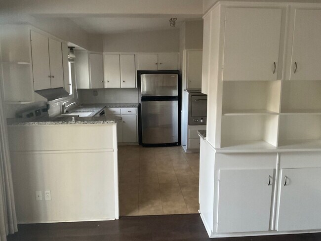 Building Photo - Beautiful 3 Bedroom Close to the Airport