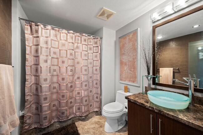 Building Photo - West Facing Downtown Condo for Rent!