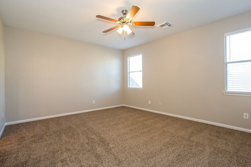 Building Photo - 6015 Starbrook Creek Dr