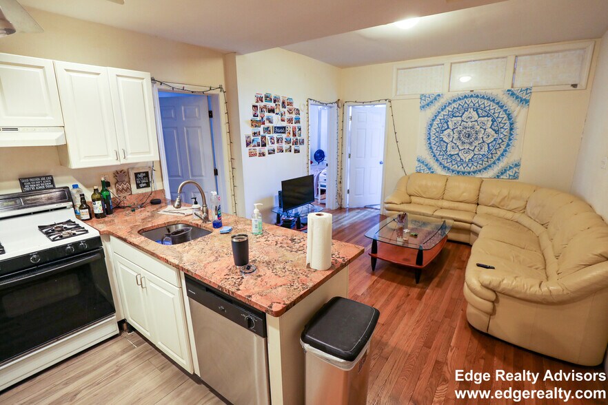 Building Photo - 74 Egmont St