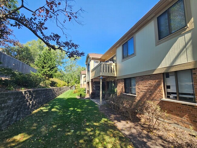 Building Photo - 1120 Woodbury Ln
