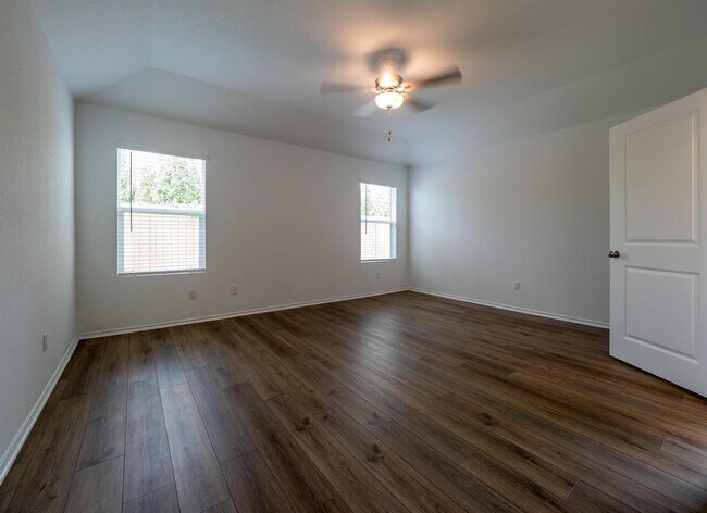 Building Photo - 702 Silver Springs Bend