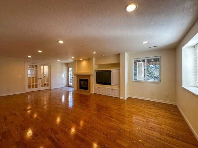 Building Photo - Luxurious Castle Pine living awaits!