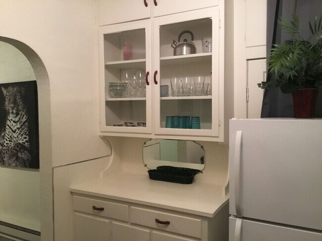Building Photo - All utilities Included 1 bedroom, 1 bath t...