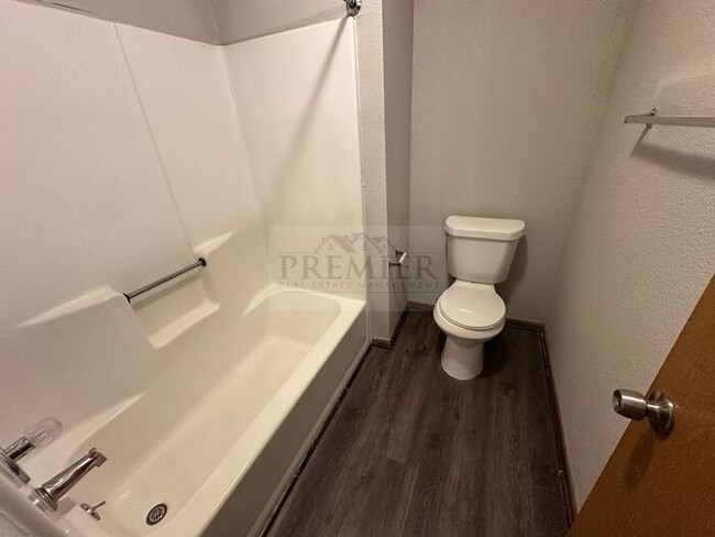 Building Photo - Spacious 2 bd/1.5 bath TH -Ready to call h...