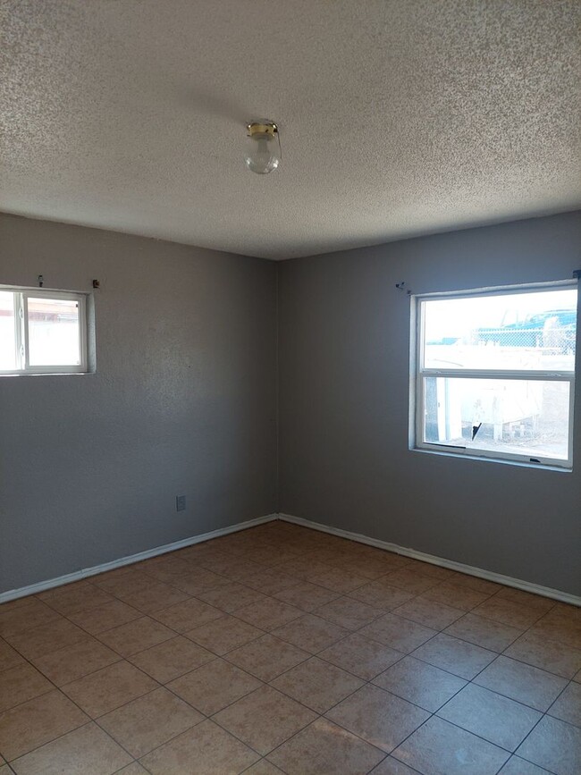 Building Photo - 3 bedroom 2 bathroom beautiful rental ! Av...