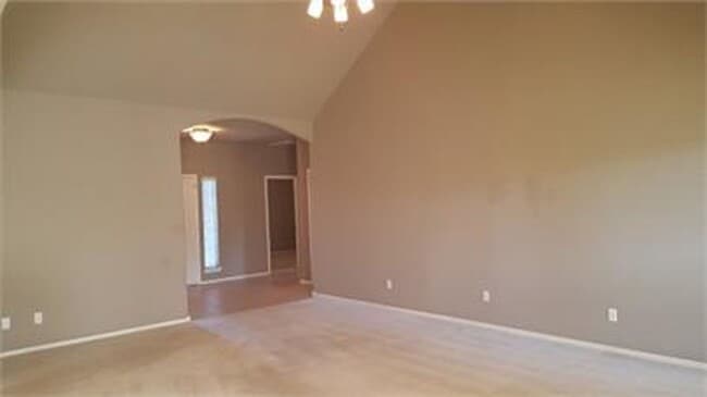 Building Photo - 3 Bed, 2 Bath Home - Great Tulsa Location ...