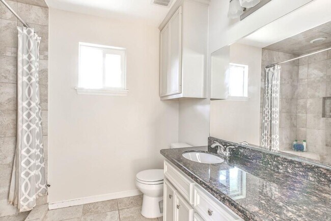 Building Photo - 3839 Sun Valley Dr