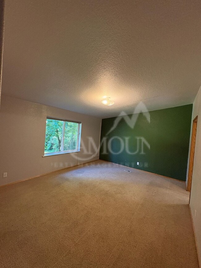 Building Photo - Spacious 3 Bedroom 2 Bathroom with yard space!