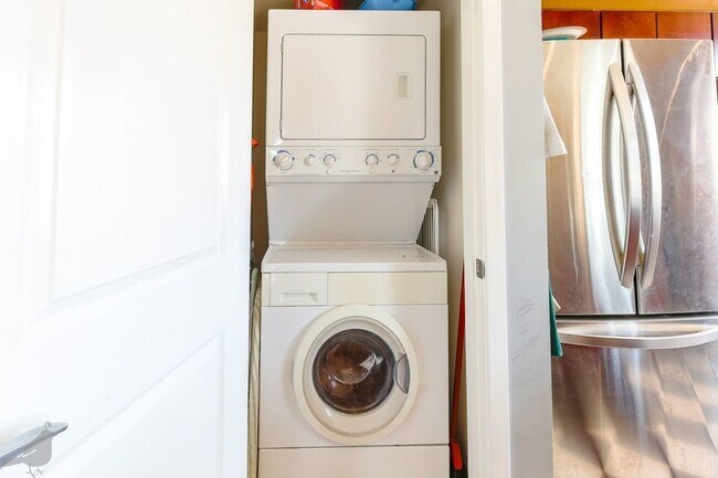 Building Photo - 420 16th St SE