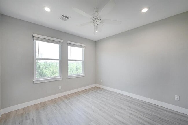 Building Photo - 346 Shady Bluff Dr