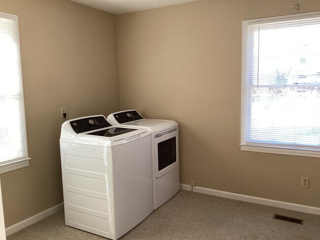 Building Photo - Beautiful Brick Ranch in Desirable Golf Course Community