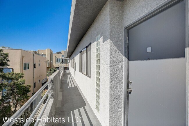 Interior Photo - 1423 N. Curson Ave