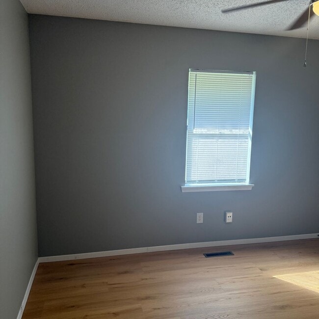 Building Photo - remodeled 3 bedroom 2 bathroom home