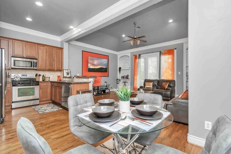 Building Photo - 2521 St Emanuel St