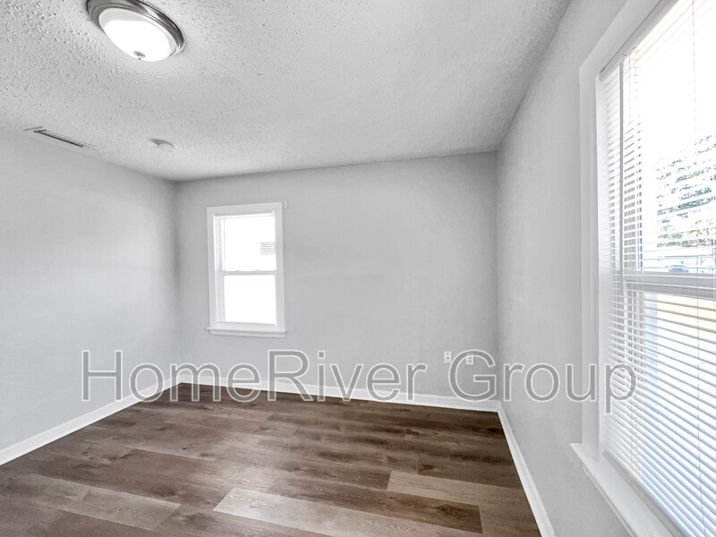 Building Photo - 3110 W Hartnett Ave
