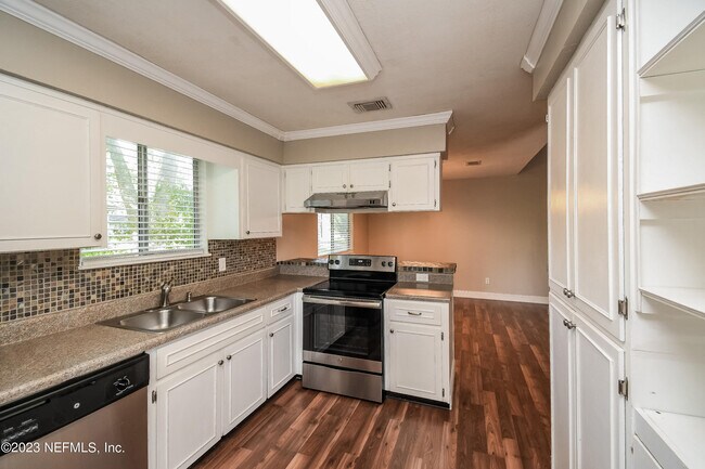 Building Photo - 10927 Horse Track Dr E