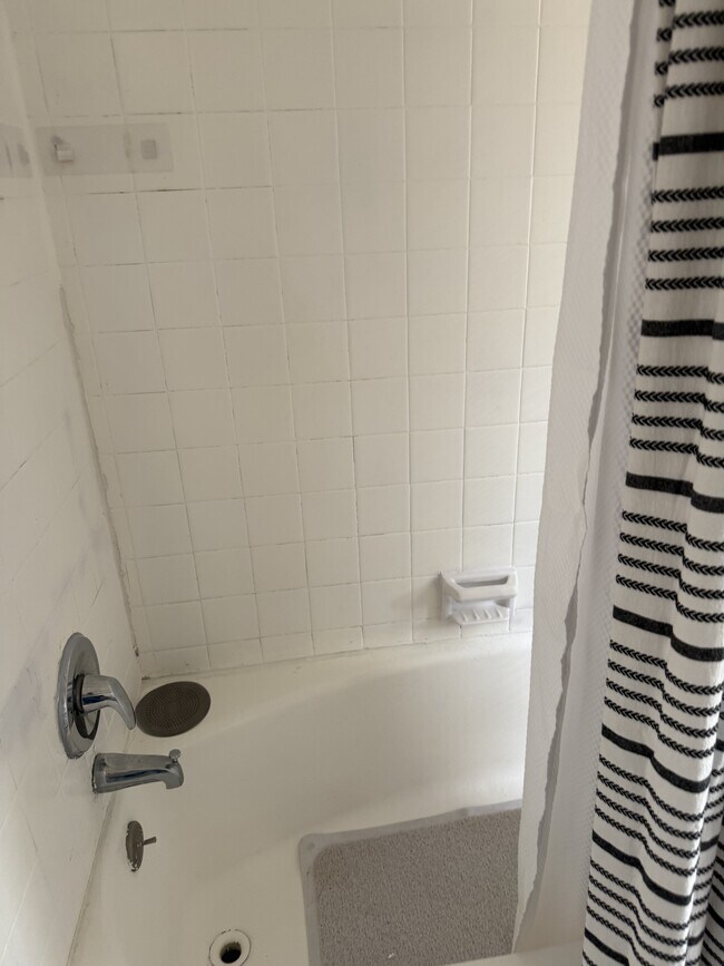 Building Photo - 834 Chambers St