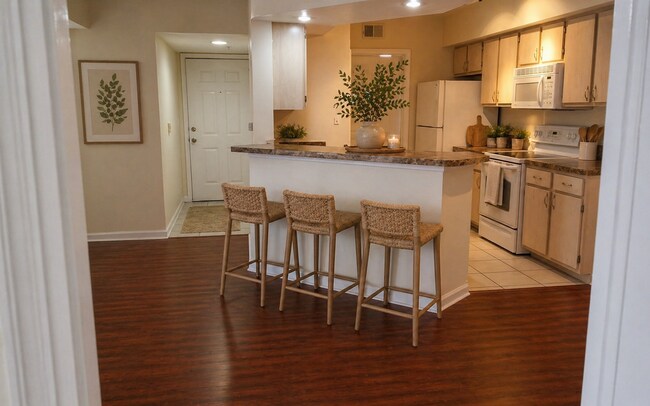 Building Photo - Gorgeous 2/2 Wood Floors Condo For Rent @ The Crest close to UCF and Valencia.