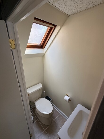 2nd fl bath - 10354 S Walden Pky