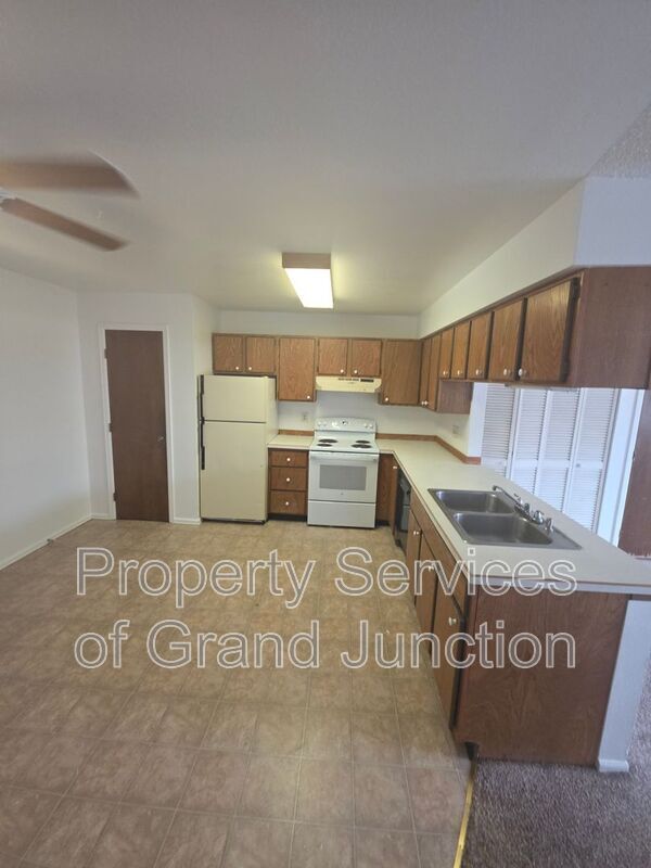 Building Photo - 1102 E Carolina Ave