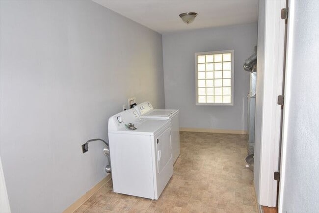 Building Photo - Recently remodeled 3 bed 2 bath home, New ...