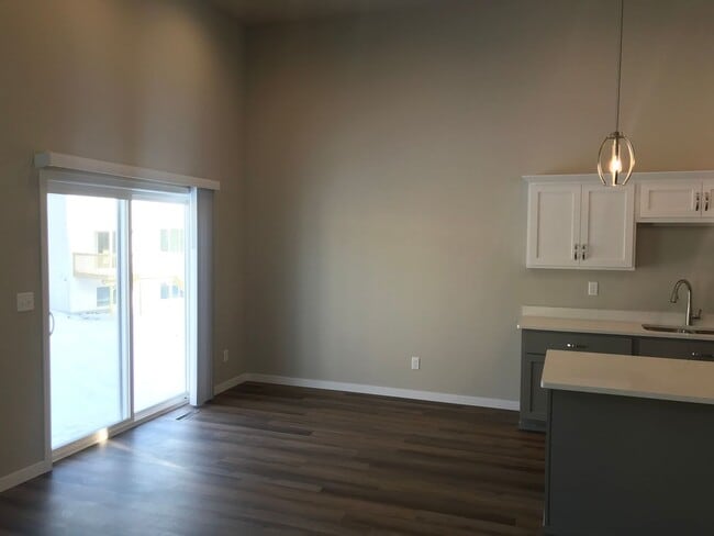 Building Photo - 3 Bed 3 Bath Twin Home