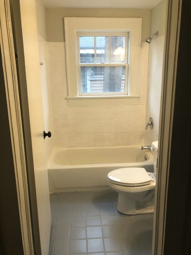 Building Photo - One bedroom one bath right on Adair Park a...