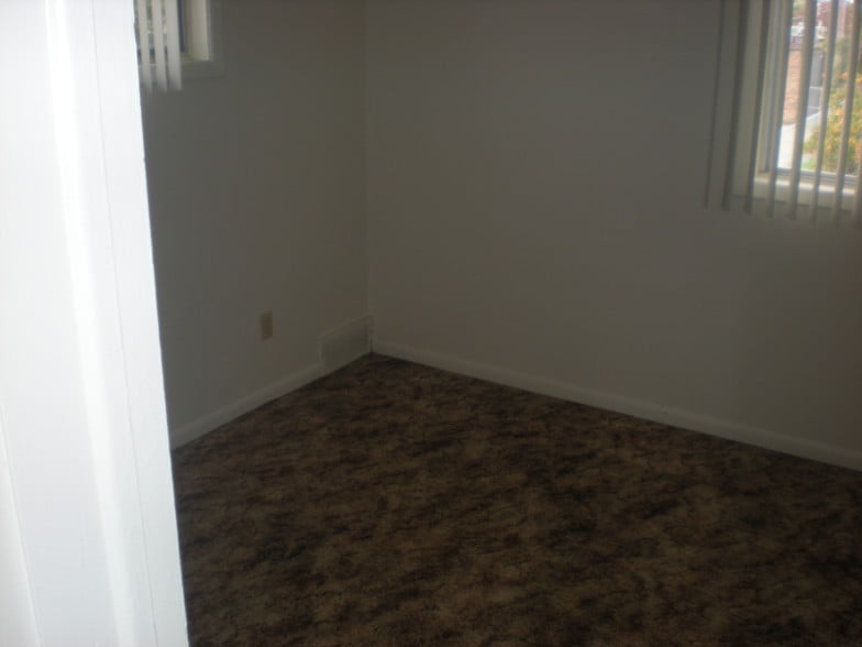 BED ROOM - 7146 Harding St