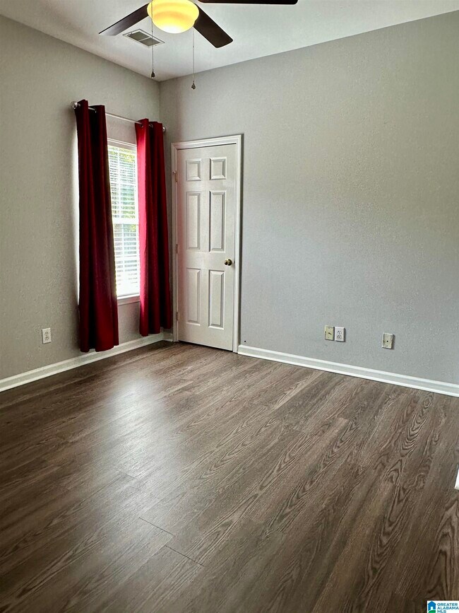 Building Photo - 560 Summit Cir