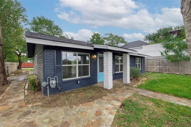 Building Photo - 704 McNeil Rd