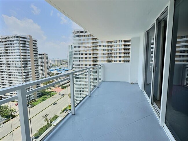 Building Photo - 2030 S Ocean Dr