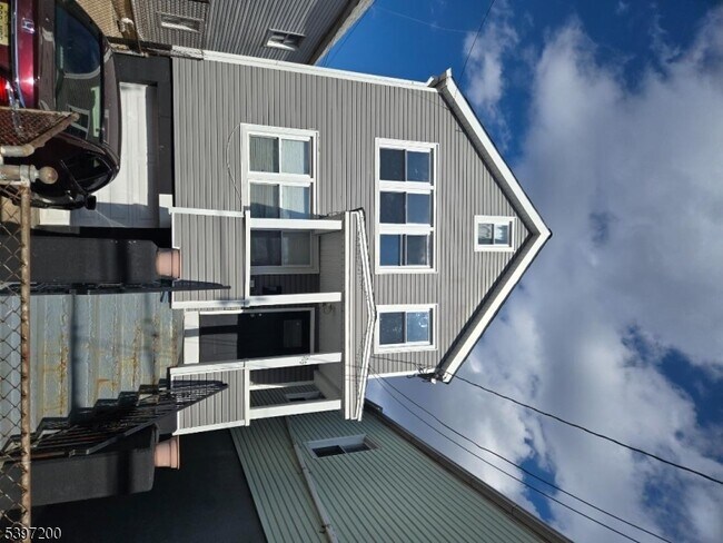 Building Photo - 115 Pine St