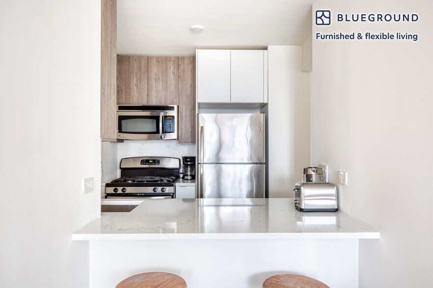 Building Photo - 520 W 43rd St