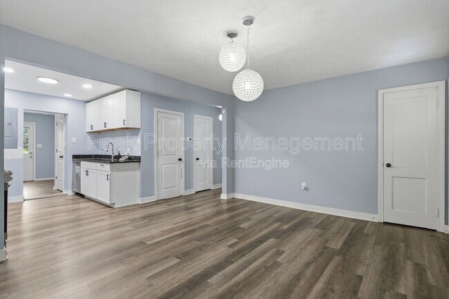 Building Photo - 421 St Luke St