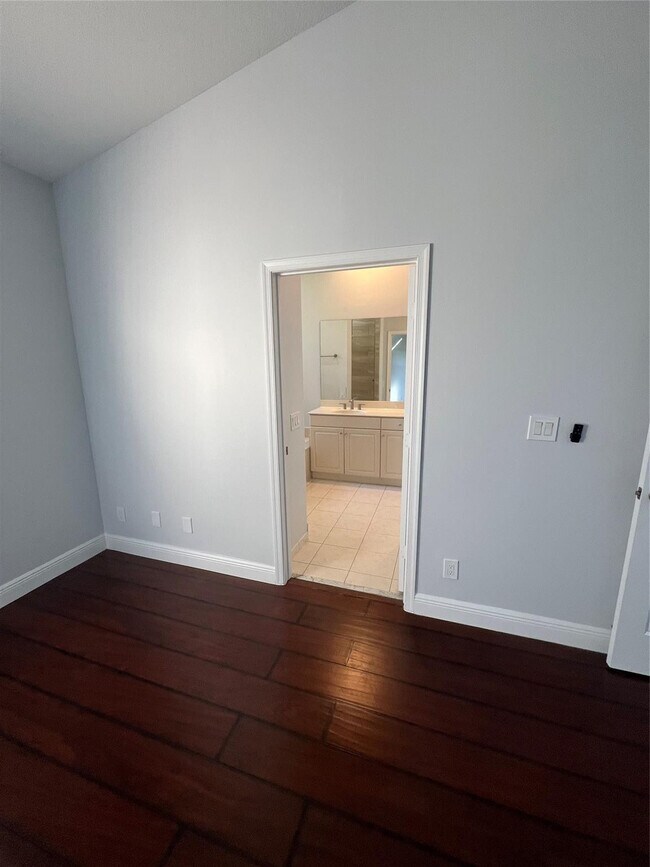 Building Photo - 3318 Lakeside Dr