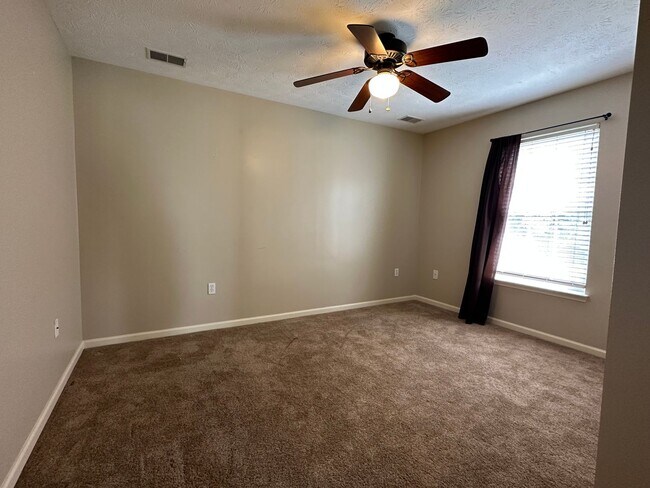 Building Photo - 2066 Honeysuckle Ln