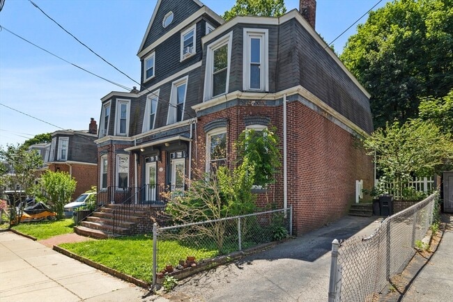Building Photo - 28 Newton St