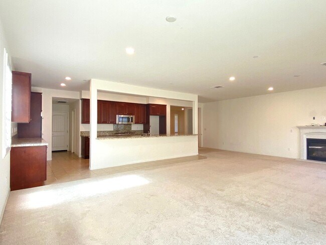 Building Photo - Beautiful 6 bed and 4.5 bath home in West ...