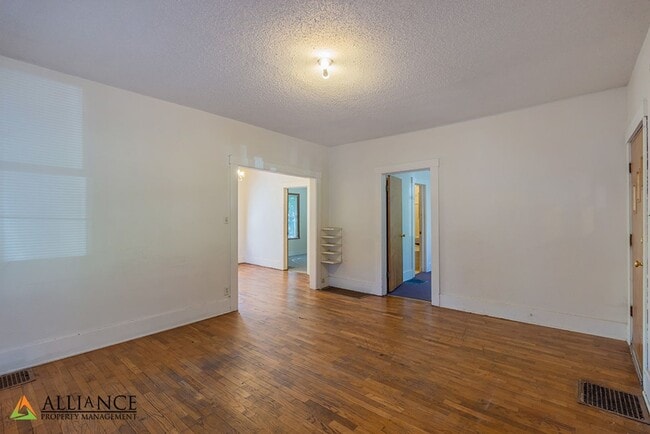 Building Photo - Perfect Location!