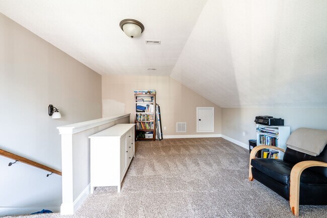Building Photo - Pet Friendly Three Bedroom!
