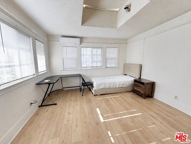 Building Photo - 1188 W 37th Dr