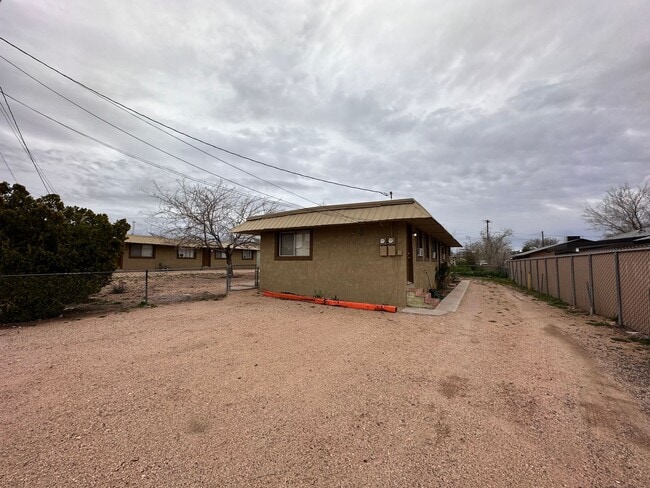 Primary Photo - Cute 2 Bedroom Apartment!