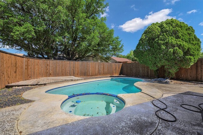 Building Photo - 2412 Ables Dr