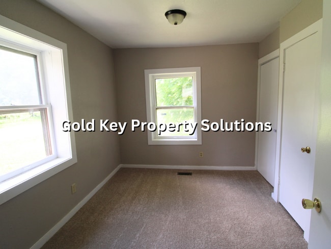 Building Photo - Nicely remodeled 2 BR 1 BA with Garage and...